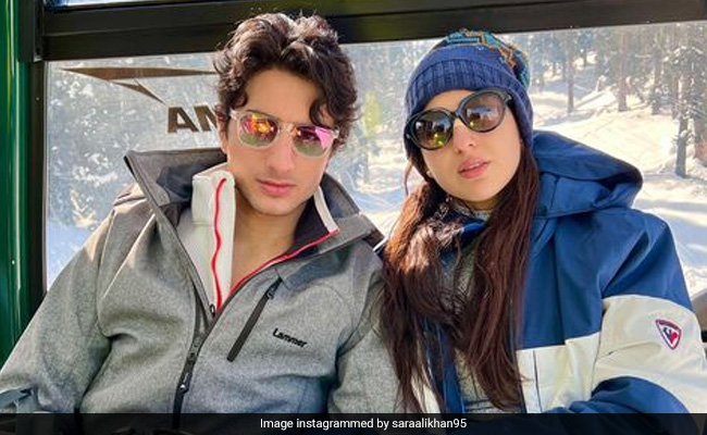 Sara Ali Khan ने शेयर कीं गुलमर्ग की खूबसूरत PHOTOS, कभी आइस स्केटिंग तो कभी ड्राइविंग का लेती दिखीं मजा