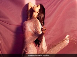 मौनी रॉय ने शिमरी साड़ी में शेयर की तस्वीरें तो फैंस बोले- ओ देसी गर्ल... मौनी रॉय ने शिमरी साड़ी में शेयर की तस्वीरें तो फैंस बोले- ओ देसी गर्ल...
