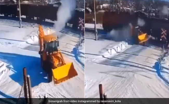 ट्रेन से टकराने के बाद भी जिंदा बच गया जेसीबी ड्राइवर, वीडियो में देखें कैसे हुआ चमत्कार