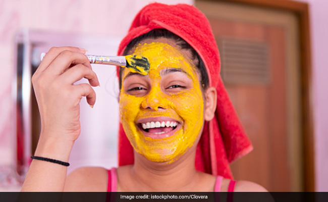 Sun Tan को चेहरे से हटाने के लिए हल्दी का इस तरह करें इस्तेमाल, टैनिंग फीकी पड़ती आएगी नजर