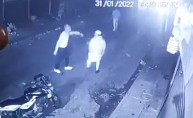 CCTV में कैद : दिल्ली में लालकिले के पास बाइक सवार युवकों ने की अंधाधुंध फायरिंग, तीन को लगी गोली