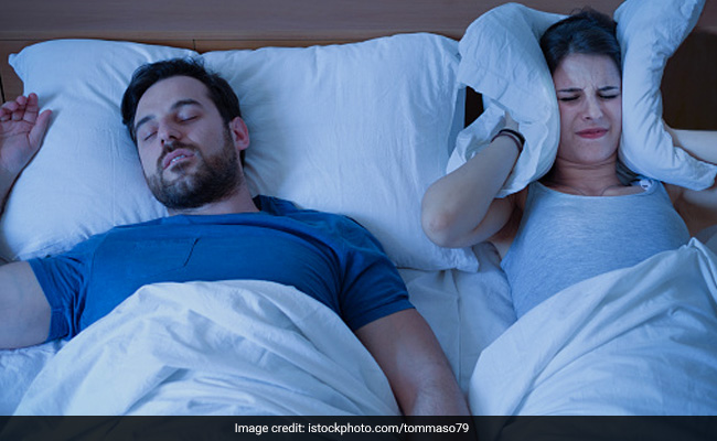 Snoring Home Remedies: अगर पार्टनर के खर्राटे रातभर सोने नहीं देते तो आजमाएं ये घरेलू उपाय, आएगी चैन की नींद