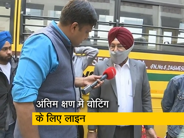 पंजाब चुनाव : लुधियाना के आतम नगर में अंतिम घंटे का मतदान, अपनी बारी का इंतजार कर रहे लाइन में लगे वोटर्स