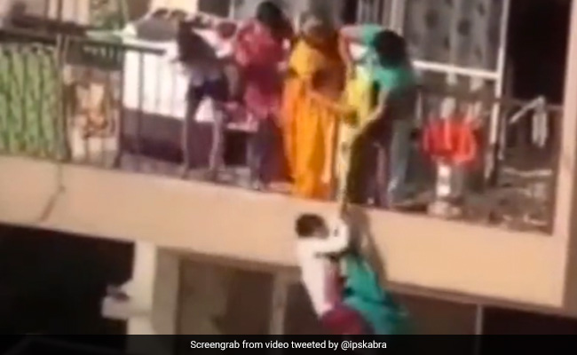 मां ने साड़ी से बांधकर बेटे को 10वीं मंजिल से लटकाया, Video देख खड़े हो जाएंगे रोंगटे
