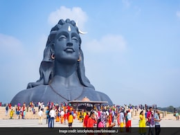 Ravi Pradosh Vrat: रवि प्रदोष व्रत पर इस कथा को पढ़ना माना जाता है बेहद शुभ, मान्यतानुसार मिलती है महादेव की कृपा  Ravi Pradosh Vrat: रवि प्रदोष व्रत पर इस कथा को पढ़ना माना जाता है बेहद शुभ, मान्यतानुसार मिलती है महादेव की कृपा