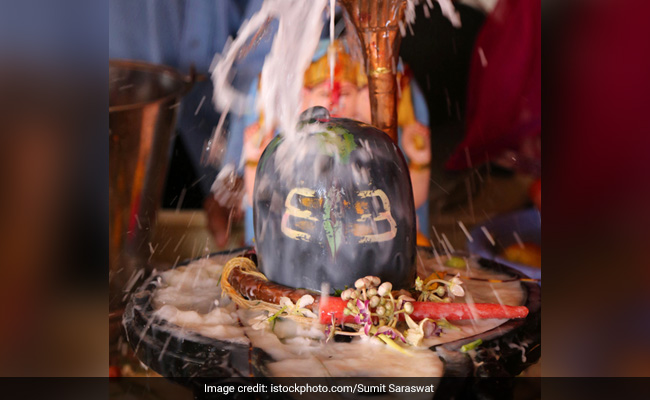 Shiva Linga: आप जानते हैं शिवलिंग पर किस तरह दूध चढ़ाने पर प्रसन्न होते हैं भोले बाबा, ये है वो पौराणिक कथा