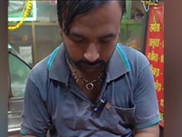 Viral Video: Jabalpur Pakoda Seller Dips Hand In Hot Oil For Frying; Internet Is Amazed Viral Video: Jabalpur Pakoda Seller Dips Hand In Hot Oil For Frying; Internet Is Amazed