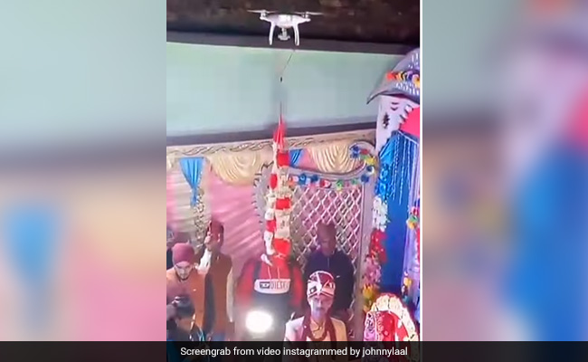 स्टेज पर वरमाला लेकर मंडरा रहा था ड्रोन, दूल्हे को आया गुस्सा, फिर जो हुआ Video देख हो जाएंगे लोटपोट