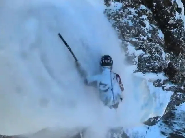 रोंगटे खड़े हो जाएंगे : बर्फ के तूफान में पहाड़ के किनारे से लटका रहा पर्वतारोही