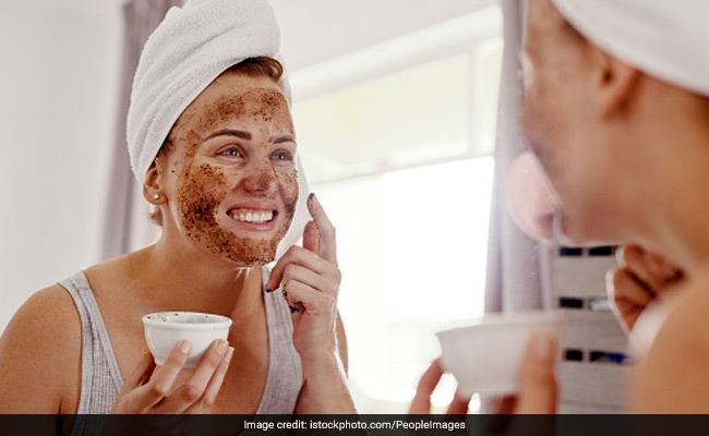Scrub For Dead Skin: चेहरे पर dead skin को तेजी से हटाता है ये होममेड Scrub, सिर्फ 2 चीजों से झटपट हो जाएगा तैयार