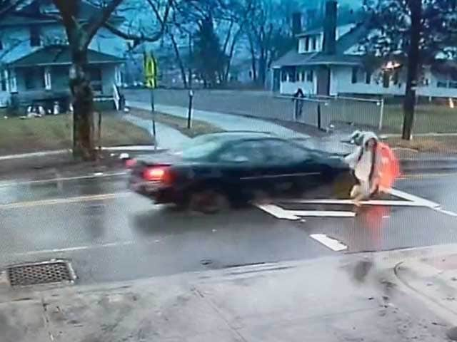 बच्चे को बचाते-बचाते खुद कार से टकरा गई पुलिस अधिकारी