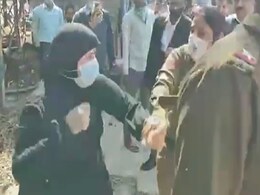 Woman Stabs Cab Driver In Gurgaon, Punches Cop; Claims She Is From Egypt Woman Stabs Cab Driver In Gurgaon, Punches Cop; Claims She Is From Egypt