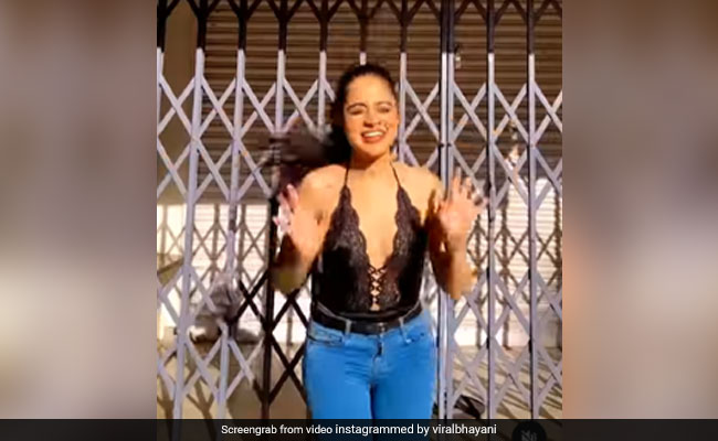 Urfi Javed ने बैकलेस टॉप पहन अपने अंदाज में कुछ यूं किया 'कच्चा बादाम' गाने पर डांस, ट्रेंड करने लगा Video