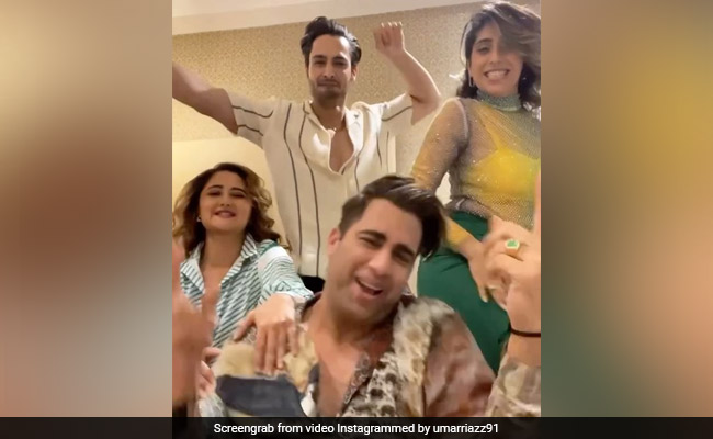 Rashmi Desai और Umar Riaz ने 'पुष्पा' के 'ऊ अंटावा' पर किया जबरदस्त डांस, नेहा-राजीव ने भी लगाया मस्ती का तड़का