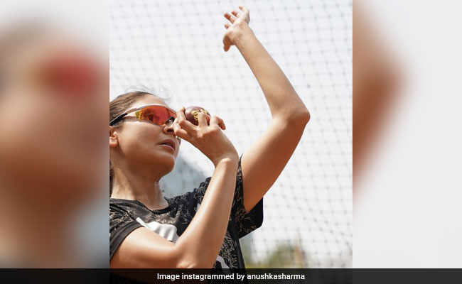 अनुष्का शर्मा ने बॉलिंग की जमकर की प्रैक्टिस, फैंस बोले- विराट को आउट करने का प्लान है क्या ?