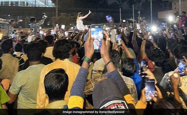 मूवी रिलीज के बाद देर रात फैंस के मिलने आईं आलिया भट्ट, गाड़ी से निकल बोला ऐसा डायलॉग की फैंस बोले- Once More