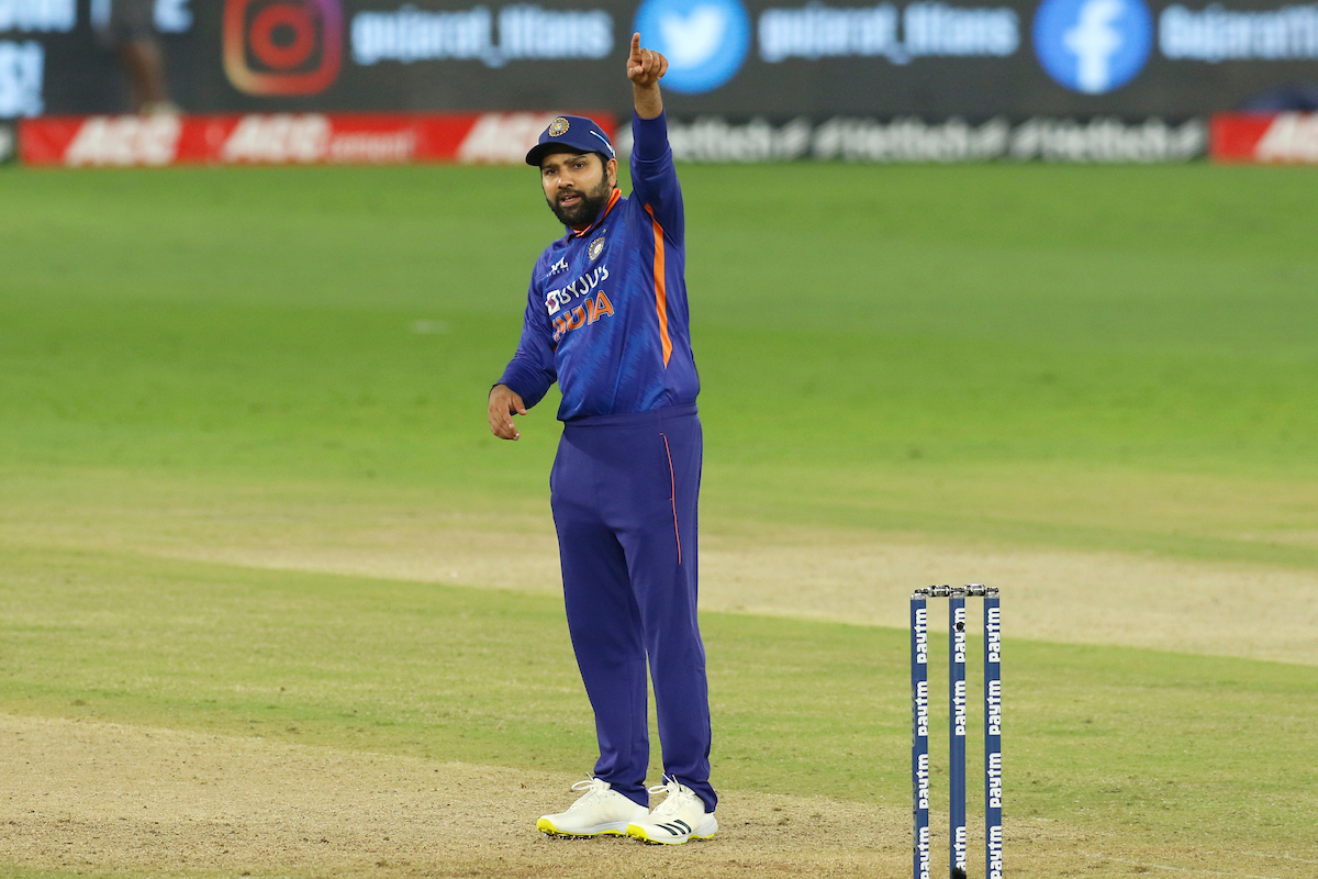 IND vs AUS 1st ODI: टीम इंडिया को झटका, रोहित शर्मा को लेकर आई बड़ी अपडेट