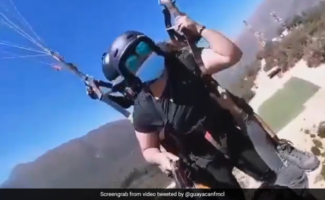 पैराग्लाइडिंग के वक्त रस्सी पर लटककर हवा में झूलता रहा शख्स, वीडियो देख घबरा गई जनता