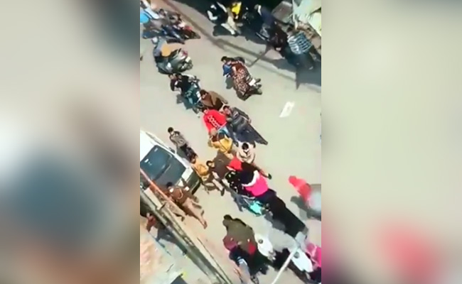 गाजियाबाद में हिजाब पहने प्रदर्शन कर रही महिलाओं पर पुलिस ने लाठियां बरसाईं, VIDEO वायरल