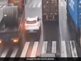 ओवरटेक करने के चक्कर में ट्रक से जा टकराई कार, वीडियो में देखें कैसे बची ड्राइवर की जान ओवरटेक करने के चक्कर में ट्रक से जा टकराई कार, वीडियो में देखें कैसे बची ड्राइवर की जान
