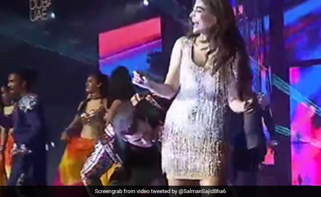 पूजा हेगड़े के साथ अपनी ही फिल्म के डांस मूव को करने में नाकाम हुए सलमान खान, फैंस ने कहा – बकवास 