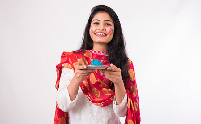 Slay Your Ethnic Fashion Right This Holi With These White Kurtas Under Rs 1000