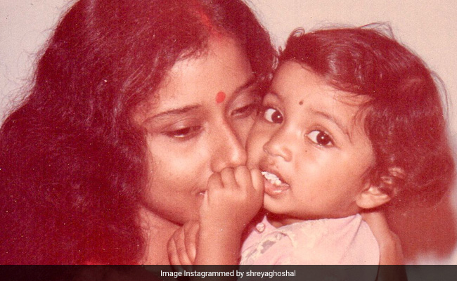 मम्मी की गोद में नजर आ रही यह मासूम बच्ची आज है बॉलीवुड की दिग्गज सिंगर, नाम बताया तो कहलाएंगे चैंपियन