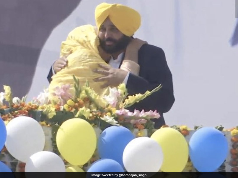 "What A Picture...": Harbhajan Singh Congratulates Bhagwant Mann