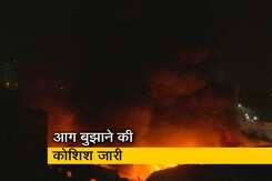 कोलकाता के टांगरा इलाके में लगी भीषण आग, दमकल की 16 गाड़ियां पहुंचीं कोलकाता के टांगरा इलाके में लगी भीषण आग, दमकल की 16 गाड़ियां पहुंचीं