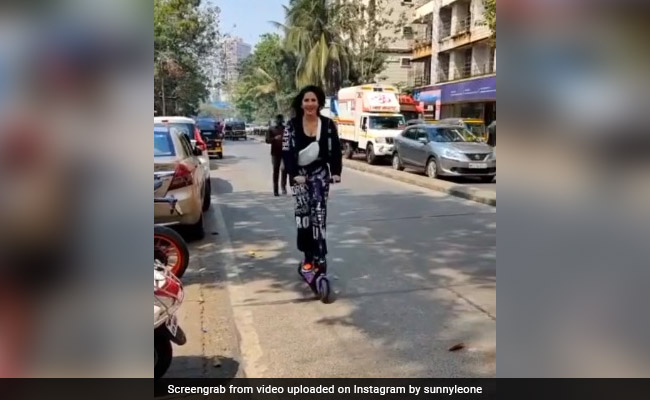 मुंबई की ट्रैफिक से बचने के लिए सनी लियोनी ने किया जुगाड़, वीडियो देख आई फैंस को हंसी