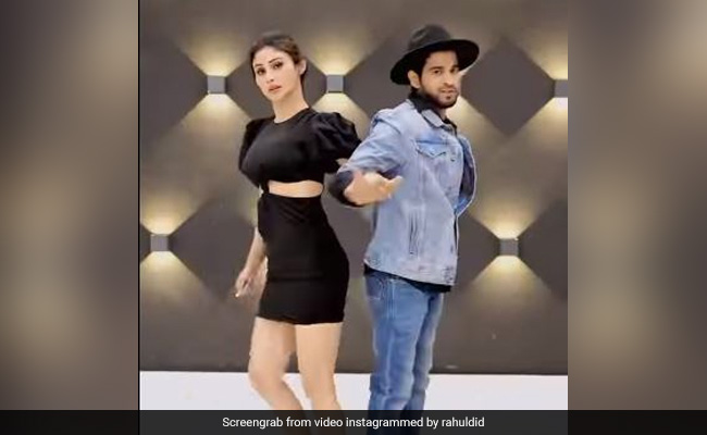 मौनी रॉय ने 'पूरी गल बात' पर किया गजब का डांस, टाइगर श्रॉफ का यूं आया रिएक्शन