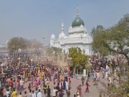 हिंदुस्तान की असली तस्वीर : UP की इस दरगाह में 100 साल से खेली जा रही होली, पहुंचते हैं हर मजहब के लोग हिंदुस्तान की असली तस्वीर : UP की इस दरगाह में 100 साल से खेली जा रही होली, पहुंचते हैं हर मजहब के लोग