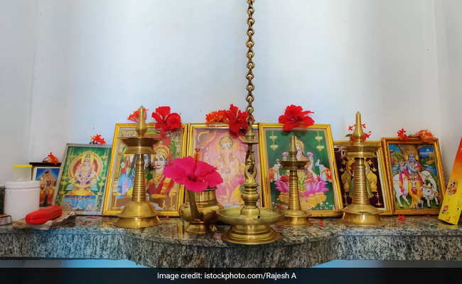 Vastu Shastra के अनुसार घर के मंदिर में कभी नहीं रखनी चाहिए ये चीजें, कहते हैं हर पूजा हो जाती है निष्फल  Vastu Shastra के अनुसार घर के मंदिर में कभी नहीं रखनी चाहिए ये चीजें, कहते हैं हर पूजा हो जाती है निष्फल