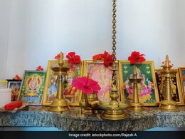 Vastu shastra tips : घर के मंदिर में नहीं रखनी चाहिए ये चीजें, घर में आती है नेगेटिविटी Vastu shastra tips : घर के मंदिर में नहीं रखनी चाहिए ये चीजें, घर में आती है नेगेटिविटी