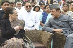 Sonia Gandhi Meets Ghulam Nabi Azad As Congress 'Rebels' Crank Up Pressure Sonia Gandhi Meets Ghulam Nabi Azad As Congress 'Rebels' Crank Up Pressure