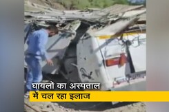 हिमाचल के सोलन में नदी में गिरी बस, 2 लोगों की मौत हिमाचल के सोलन में नदी में गिरी बस, 2 लोगों की मौत