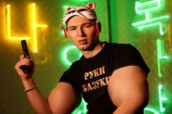 बाज़ुओं में तेल भरने वाले 'रूसी पोपेयी' के फैन चिंतित बाज़ुओं में तेल भरने वाले 'रूसी पोपेयी' के फैन चिंतित