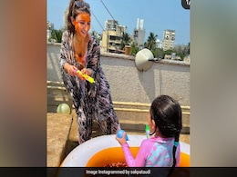 इनाया ने मां सोहा अली खान के साथ यूं खेली होली, क्यूट अंदाज ने चुराया फैंस का दिल इनाया ने मां सोहा अली खान के साथ यूं खेली होली, क्यूट अंदाज ने चुराया फैंस का दिल