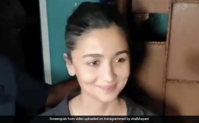 सिंपल लुक में स्पॉट हुईं आलिया, देख कर बोले फैंस - रियल ब्यूटी... Video