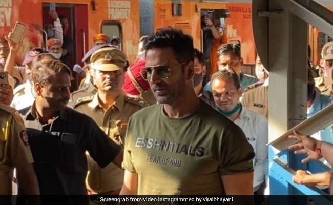 रेलवे स्टेशन पर फिल्म 'बच्चन पांडे' के प्रमोशन के लिए गए अक्षय कुमार, लेकिन ये पड़ गया भारी...