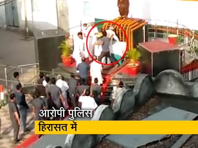 बिहार CM नीतीश कुमार पर एक शख्स ने उनके गृह क्षेत्र में किया हमला