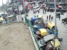 सीसीटीवी में कैद हो गया श्रीनगर के बाजार में हुआ ग्रेनेड हमला, एक की मौत, 23 घायल सीसीटीवी में कैद हो गया श्रीनगर के बाजार में हुआ ग्रेनेड हमला, एक की मौत, 23 घायल