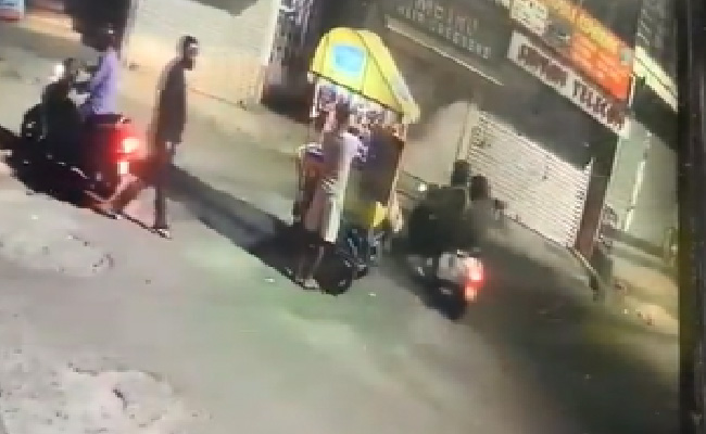 Delhi: आइसक्रीम खरीदते वक्त छीनाझपटी का शिकार हुआ शख्स, वीडियो में कैद हुई पूरी घटना