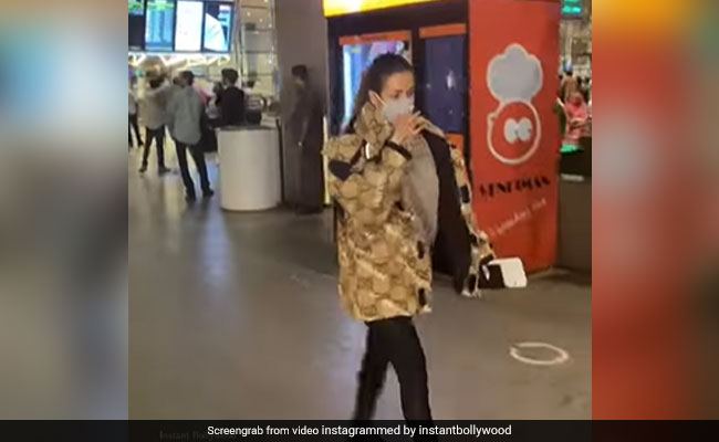 मुंबई की तपती गर्मी में जैकेट पहने दिखीं मलाइका अरोड़ा, लोग बोले- शो ऑफ...देखें Video 