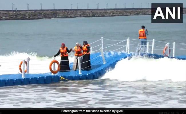 भारत में लें फ्लोटिंग ब्रिज का मजा, लोगों को रास आ रहा है, देखें वायरल वीडियो