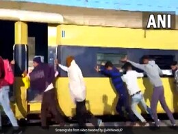 मेरठ में ट्रेन में लगी  भीषण आग, यात्रियों ने दिखाई हिम्मत, जान बचाने के लिए ट्रेन को लगाया धक्का - देखें Viral Video मेरठ में ट्रेन में लगी  भीषण आग, यात्रियों ने दिखाई हिम्मत, जान बचाने के लिए ट्रेन को लगाया धक्का - देखें Viral Video