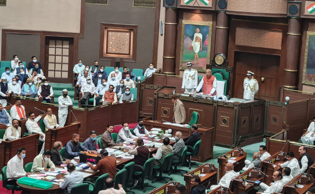 मध्य प्रदेश में सालभर में बढ़े साढ़े पांच लाख बेरोजगार, गौ सेवा पर बजट में ऐलान कर सकती है सरकार