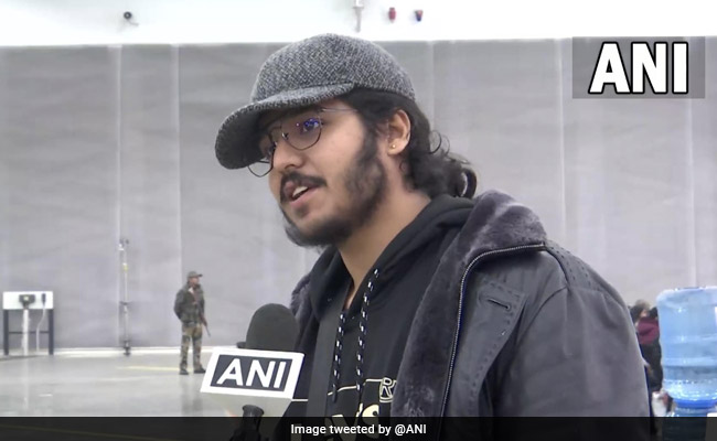 अपने कुत्ते के साथ यूक्रेन से भारत पहुंचे भारतीय छात्र ऋषभ, वीडियो पोस्ट कर लगाई थी मदद की गुहार