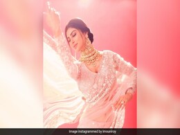 साड़ी के साथ हेवी जूलरी पहन दिखा मौनी रॉय का क्लासी अवतार, सेलेब्स भी कर रहे तारीफ साड़ी के साथ हेवी जूलरी पहन दिखा मौनी रॉय का क्लासी अवतार, सेलेब्स भी कर रहे तारीफ