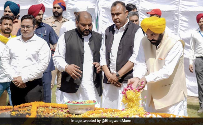 Punjab Chief Minister Pays Tributes To Bhagat Singh, Rajguru, Sukhdev
